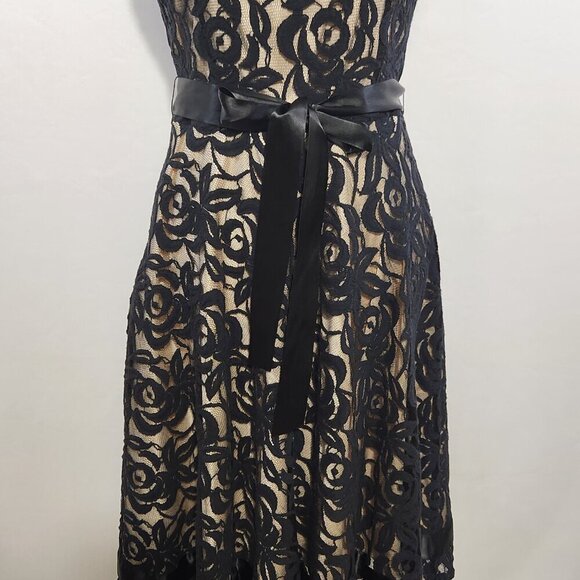 Tahari Arthur S Lavine Women's Size 8 Black Lace Sleeveless V-Neck Zip Dress - Picture 3 of 15